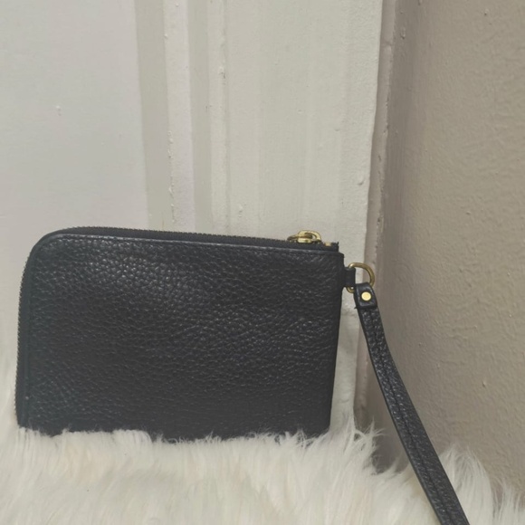 Fossil Black Leather Gold Accents Zipper Wallet With a Wrist Strap.🌴 - Picture 7 of 8